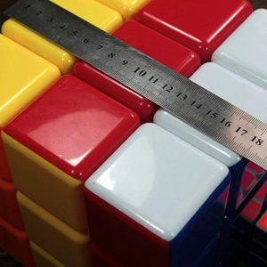 Cubes colorés géants pour des jeux en intérieur ou extérieur