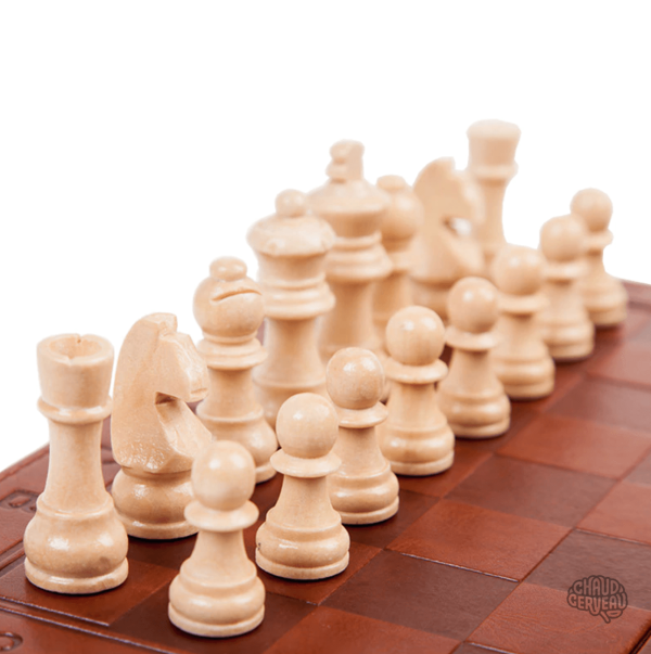 Pièces d'échecs en cuir avec design classique