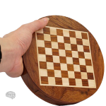 Échiquier en bois avec pièces arrondies
