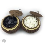 Jeu de plateau avec pierres de go en résine et jarres en osier
