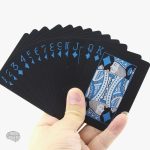 Jeu de cartes étanche bleu sur fond noir