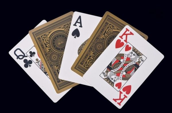 Jeu de cartes étanche avec finition dorée, idéal pour les voyages