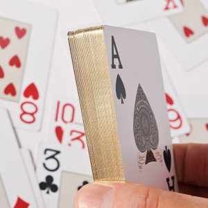 Cartes élégantes et imperméables pour des soirées de jeux réussies