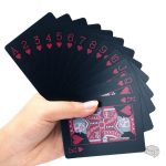 Jeu de cartes rouge étanche sur fond noir