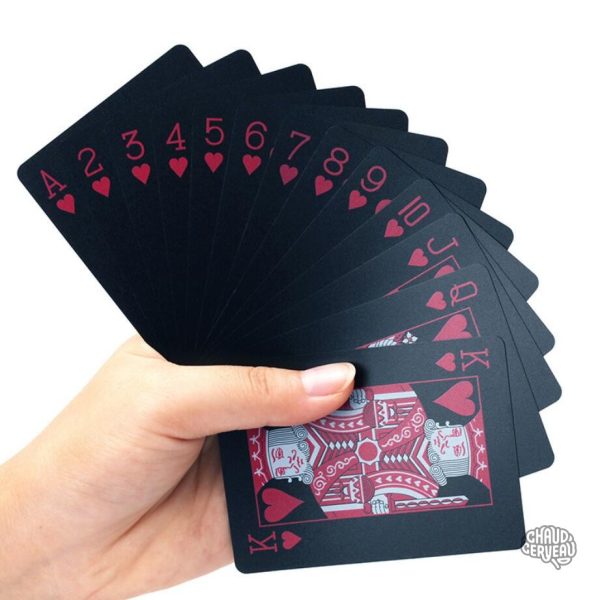 jeu-de-cartes-etanche-rouge-sur-fond-noir-1 Jeu de cartes rouge étanche sur fond noir