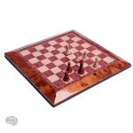 Échiquier en bois traditionnel avec pièces élégantes