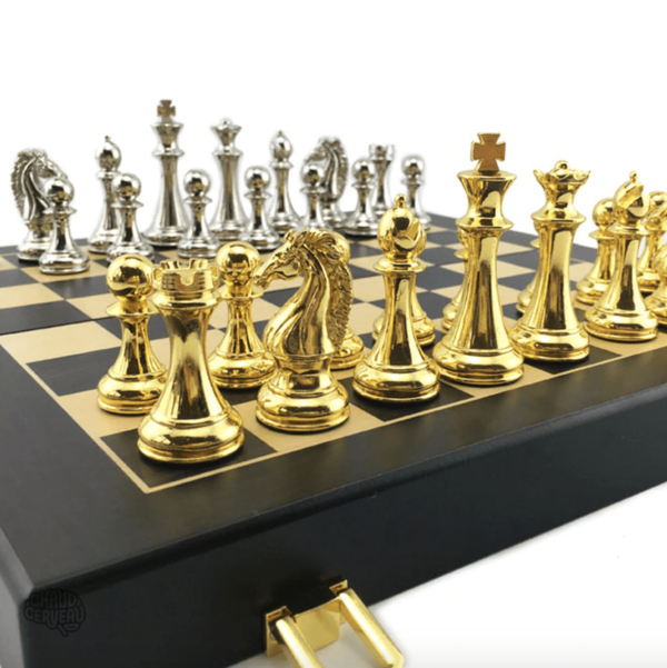 Échecs haut de gamme avec pièces élégantes