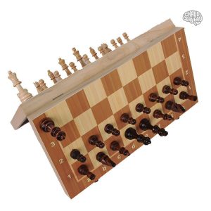 Échecs en bois magnétique avec pièces élégantes