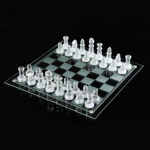 Jeu d'échecs en verre élégant et moderne