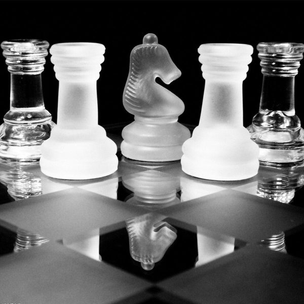 Pièces d'échecs en verre, jeu classique revisité