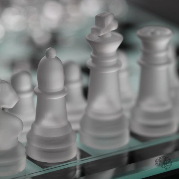 Jeu d'échecs en verre, idéal pour décor et divertissement