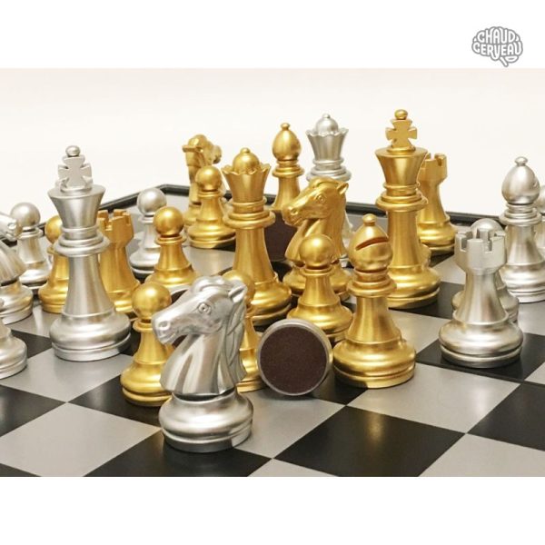 Jeu d'échecs magnétique élégant, pièces or et argent