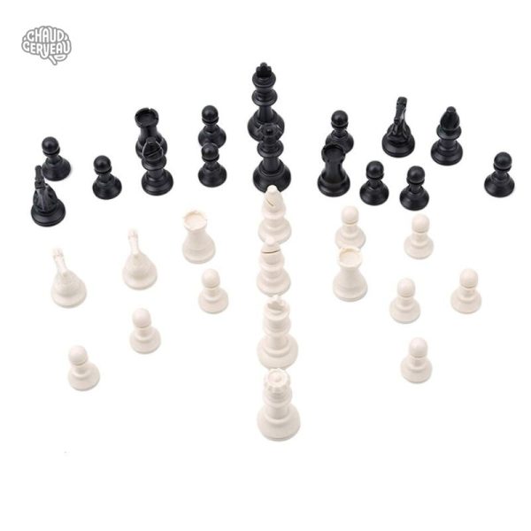 Ensemble de pièces d'échecs en plastique